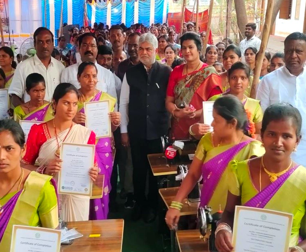 Chief guest awarding certificates to women trainees